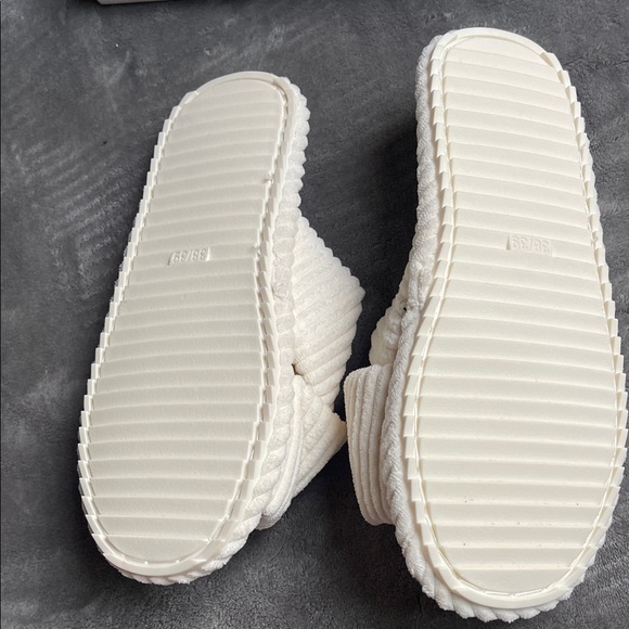 Auden Women's Cream Ribbed Crisscross Slide Slippers - Picture 5 of 5